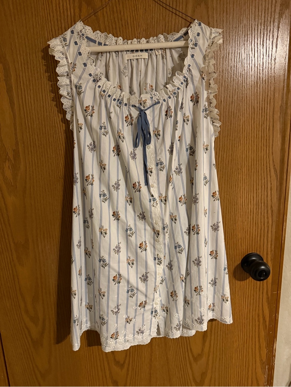 Doen :  Floral Sleeveless Peasant Top with Blue Tie
